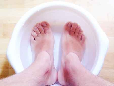 Мыть ноги перекисью. Ванночки для ног с глицерином. Грибок стопы ванночки для ног с перекисью водорода. Мыть ноги перекисью. Ванночка для ног с перекисью водорода от грибка.